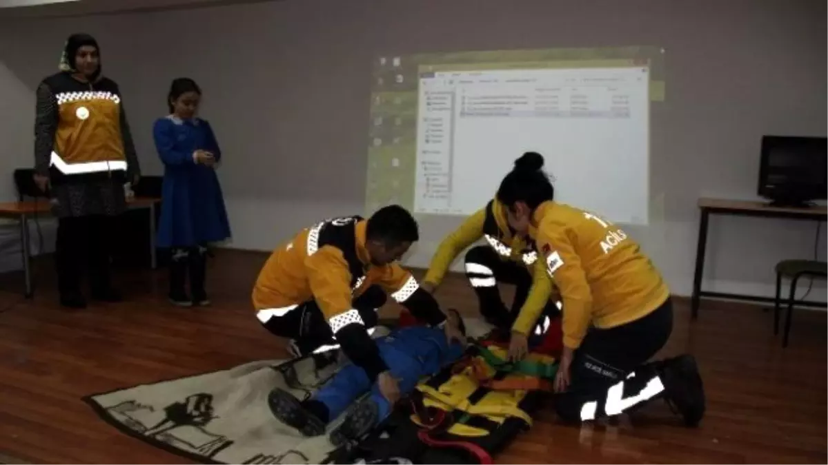 Trafikte Ambulansa Yol Ver Yaşama Yol Ver\' Kampanyası Öğrencilere Anlatıldı