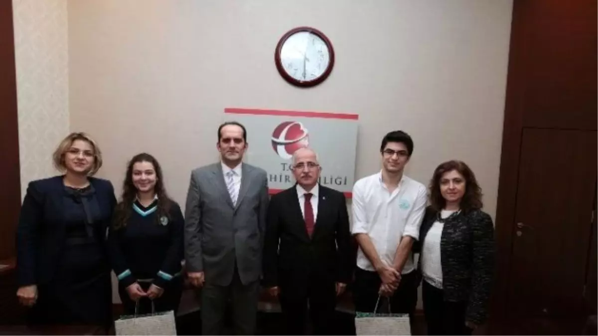 Vali Tuna, Tübitak\'ı Yurtdışında Temsil Edecek Başarılı Öğrencileri Kabul Etti