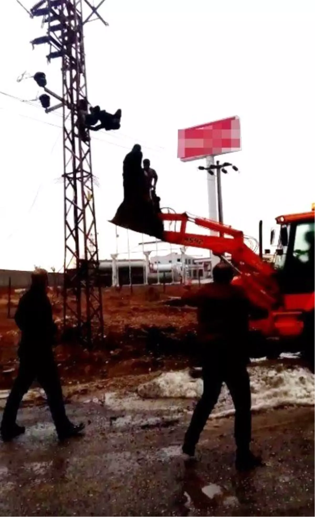 Akıma Kapılan Elektrik Ustası Direkte Asılı Kaldı