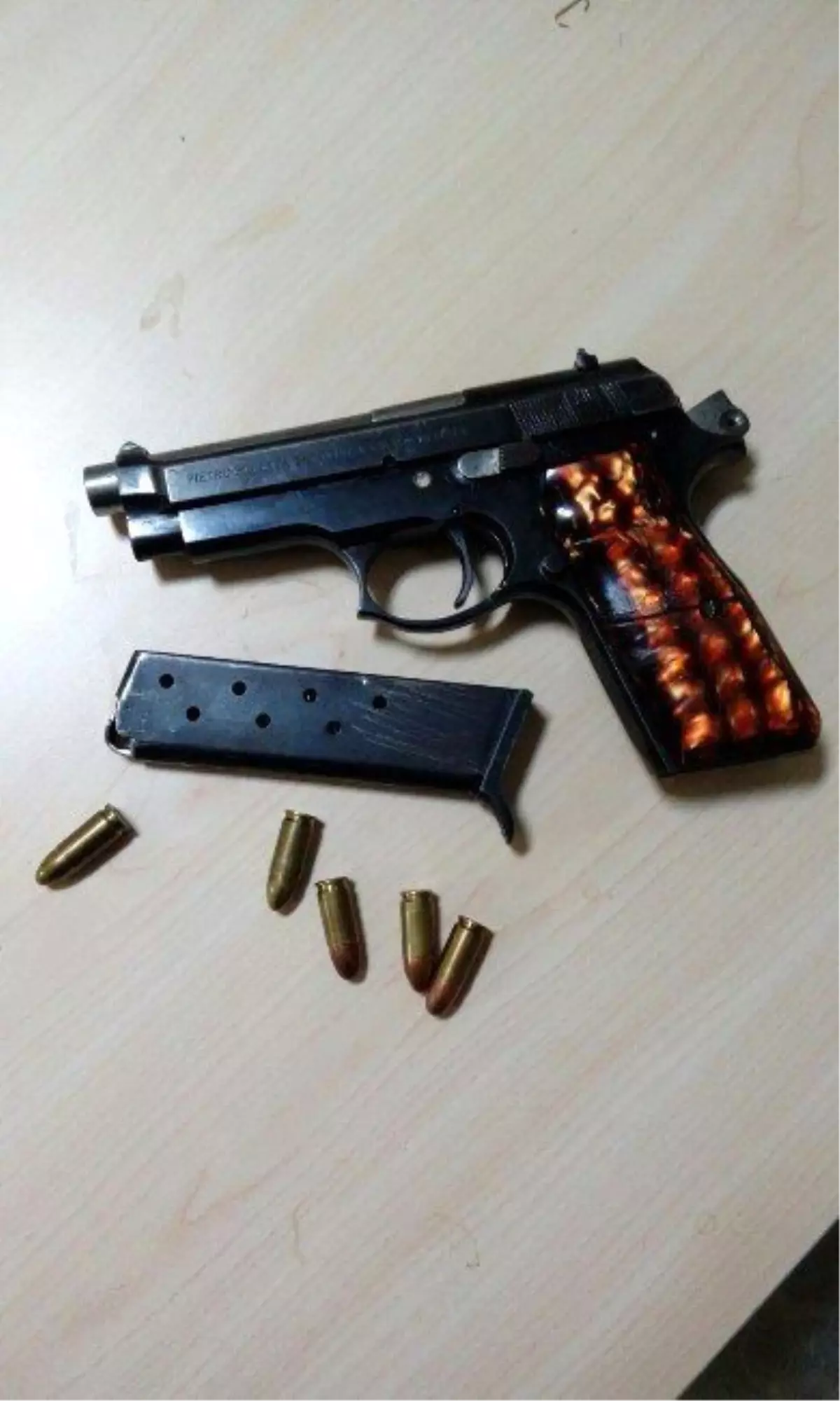 Didim\'de Şüpheli Araçta Silah ve Pasaportlar Bulundu