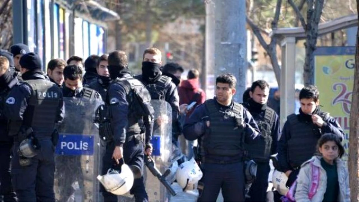 Diyarbakır\'da Paris\'te Öldürülen 3 PKK\'lı Kadını Anma Yürüyüşüne İzin Verilmedi