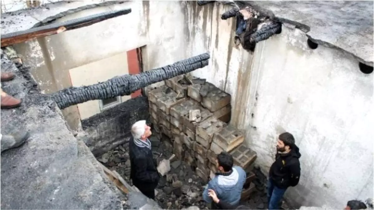 Hakkari Asp\'den Evleri Yanan Arar Ailesine Yardım Eli