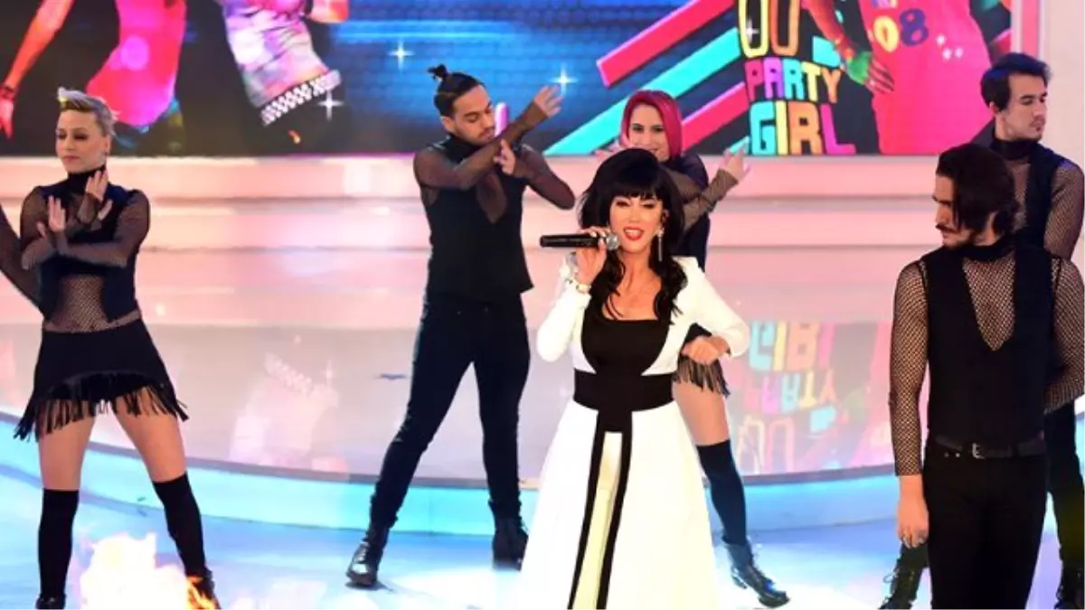 Hande Yener \'Sebastian\' ile Sahnede!