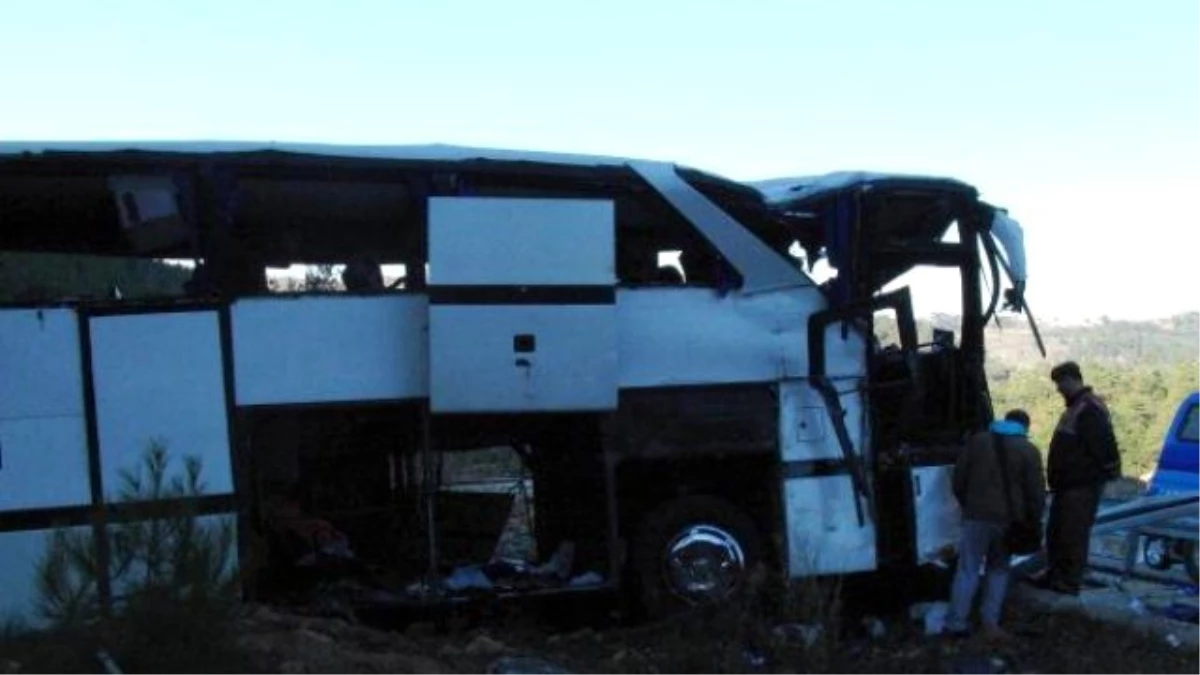 Kaçakları Taşıyan Otobüs Kaza Yaptı: 8 Ölü, 42 Yaralı (2)