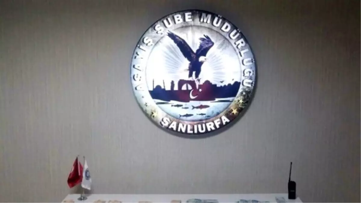 Sahte Savcı ve Polisler Bankadan Para Çekerken Yakalandı