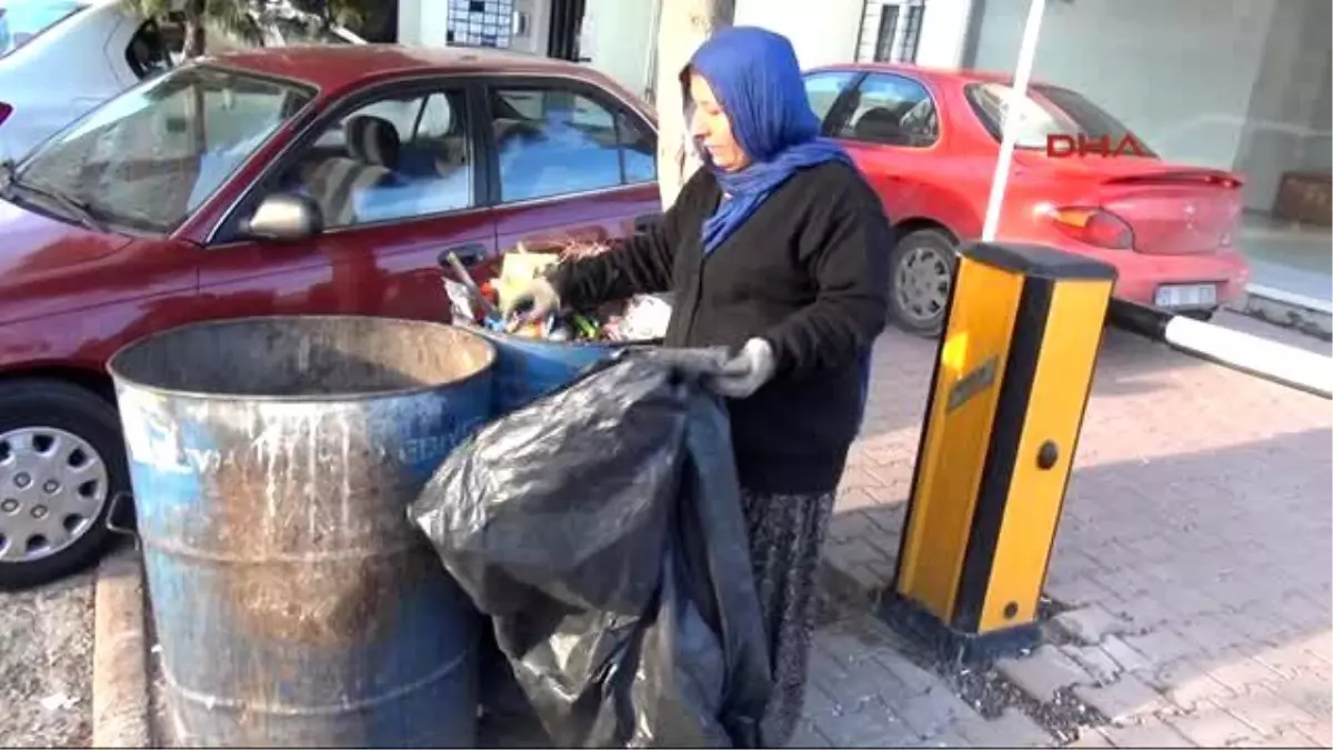 Engelli Kayınvalideyle Hamile Gelin Kağıt Toplayarak Karınlarını Doyuruyor