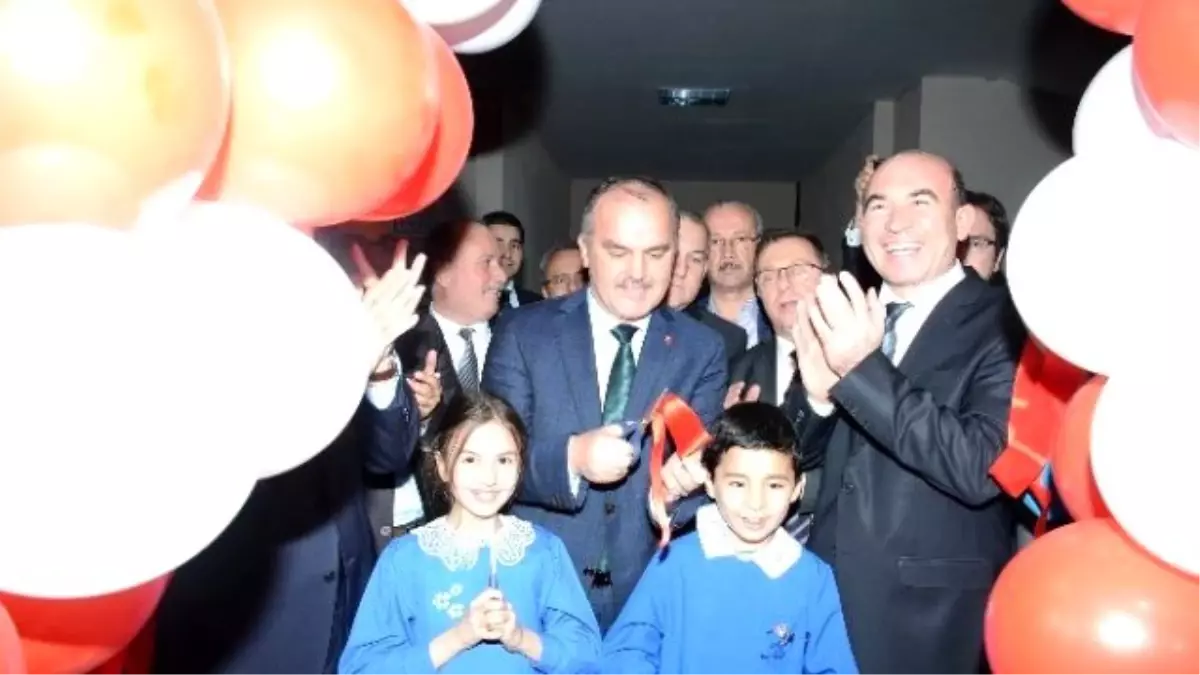 Başkan Gürlesin\'den İlkokula Destek