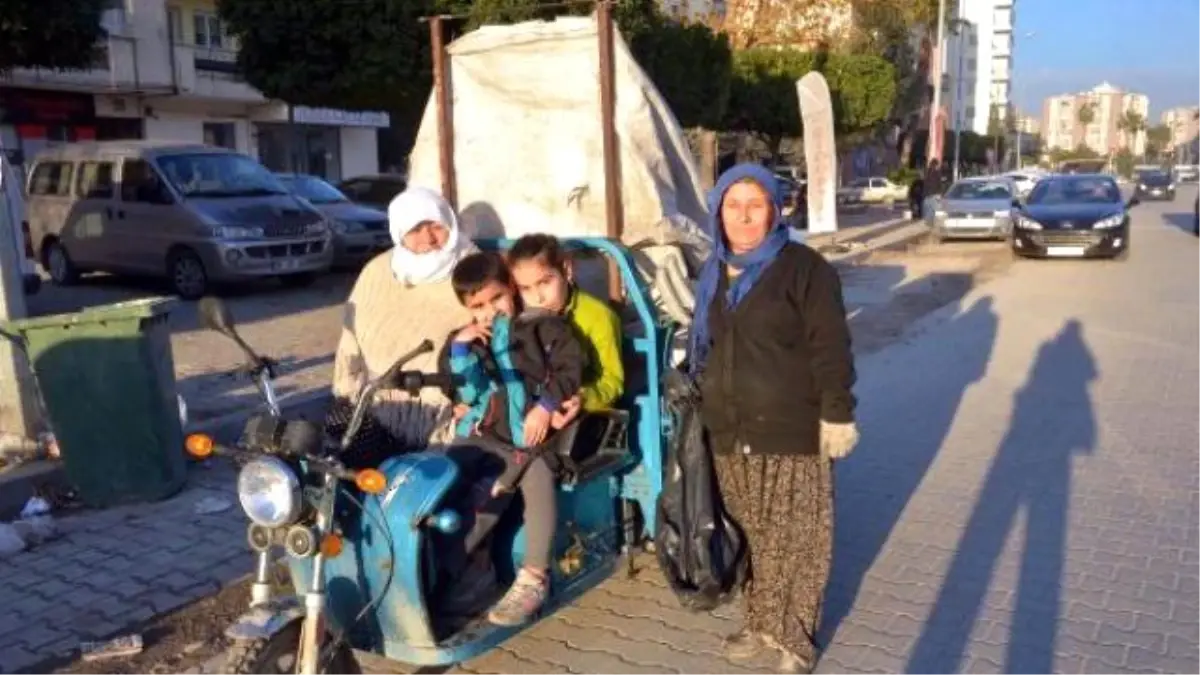 Engelli Kayınvalidesi ile Birlikte Kağıt Topluyor