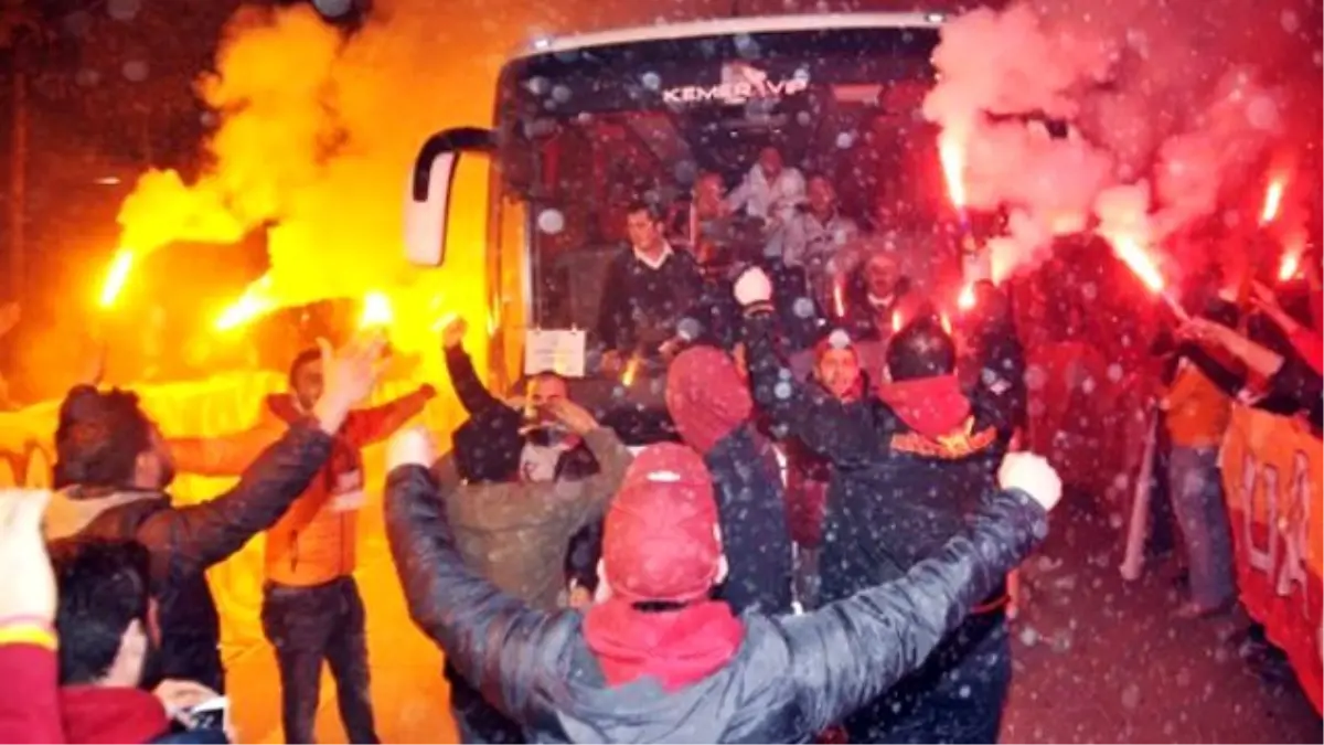 Galatasaraylı Bazı Taraftarlar Umut Bulut\'a Küfür Etti