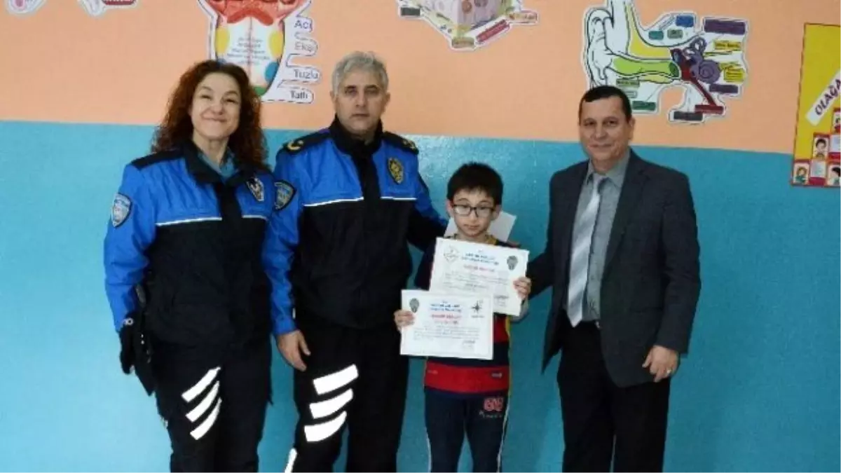 Gazi Ortaokulu Öğrencileri Belgelerini Aldı