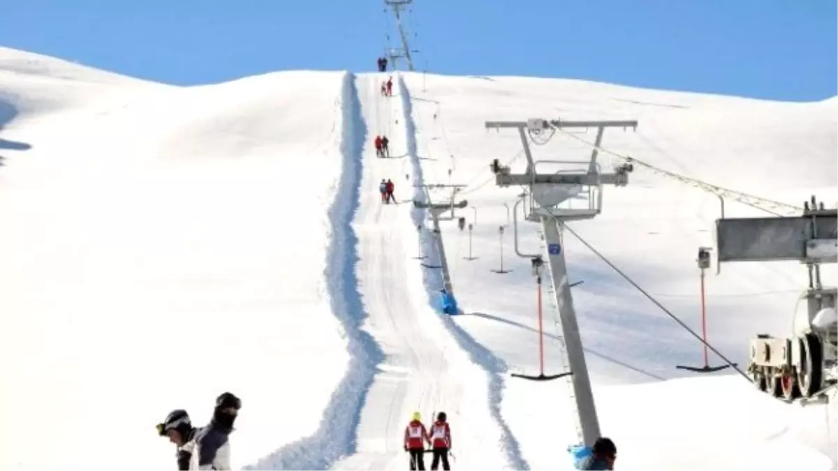 Hakkari\'de Kayak Yarışması Düzenlendi
