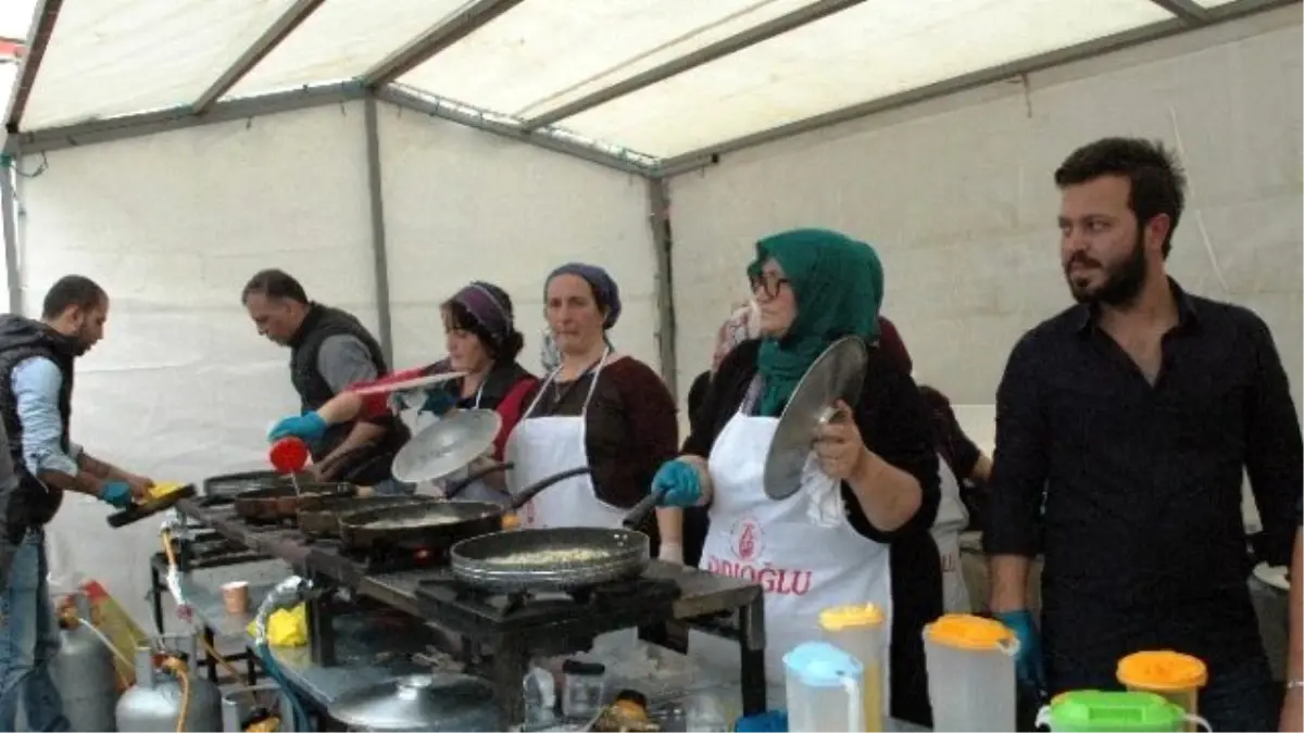 Hamsi Yemek İçin Metrelerce Kuyruk Oluşturdular