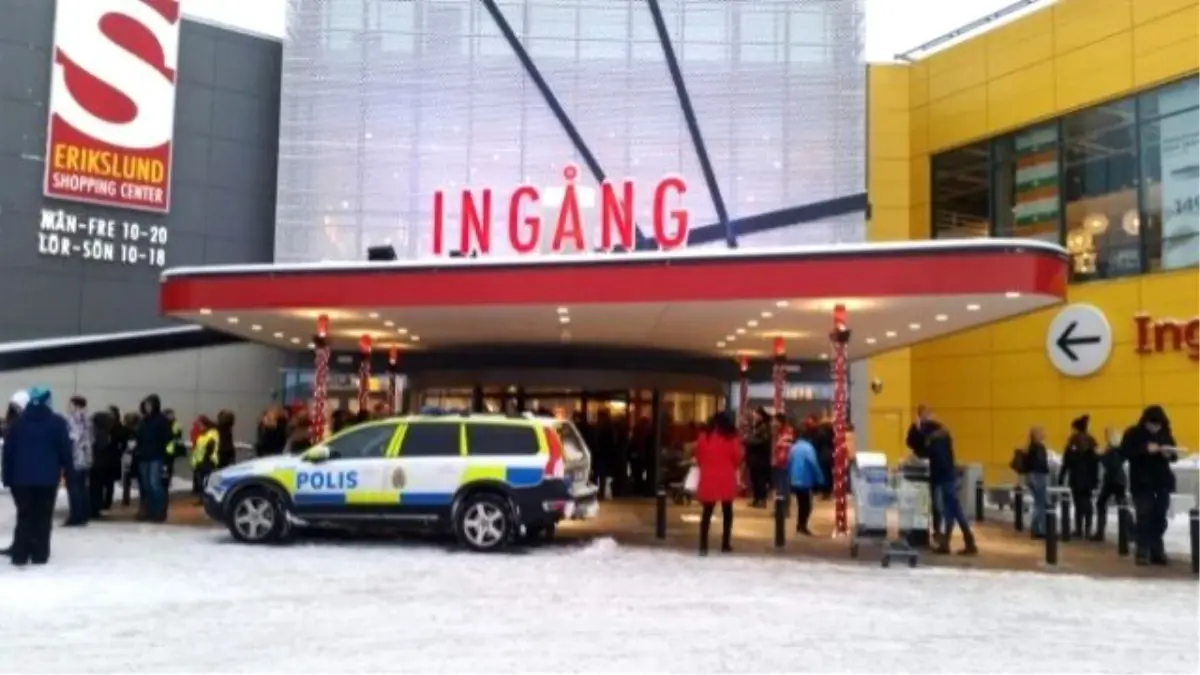 İsveç\'te Bomba Tehdidi Avm Boşalttırdı