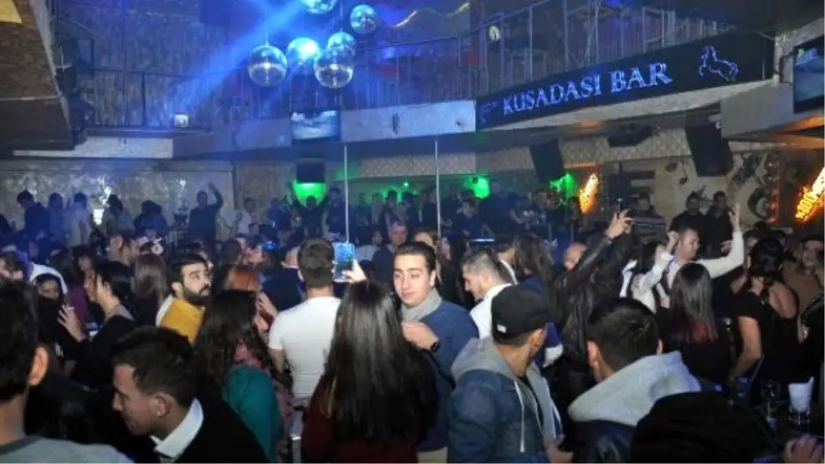 Kuşadası\'nda Simge Sağın Coşkusu