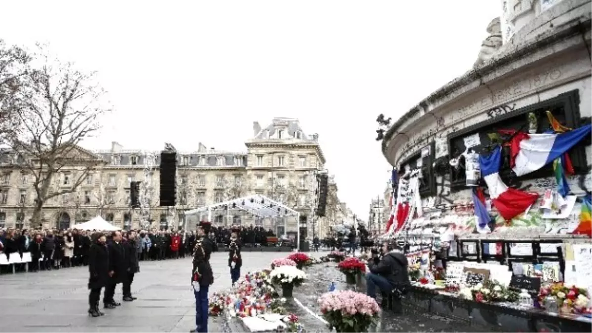 Paris\'teki Terör Saldırılarında Hayatını Kaybedenler Anıldı