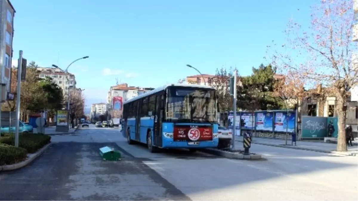 Çorum\'da Yol Ortasında Tabut Görenler Şaştı Kaldı