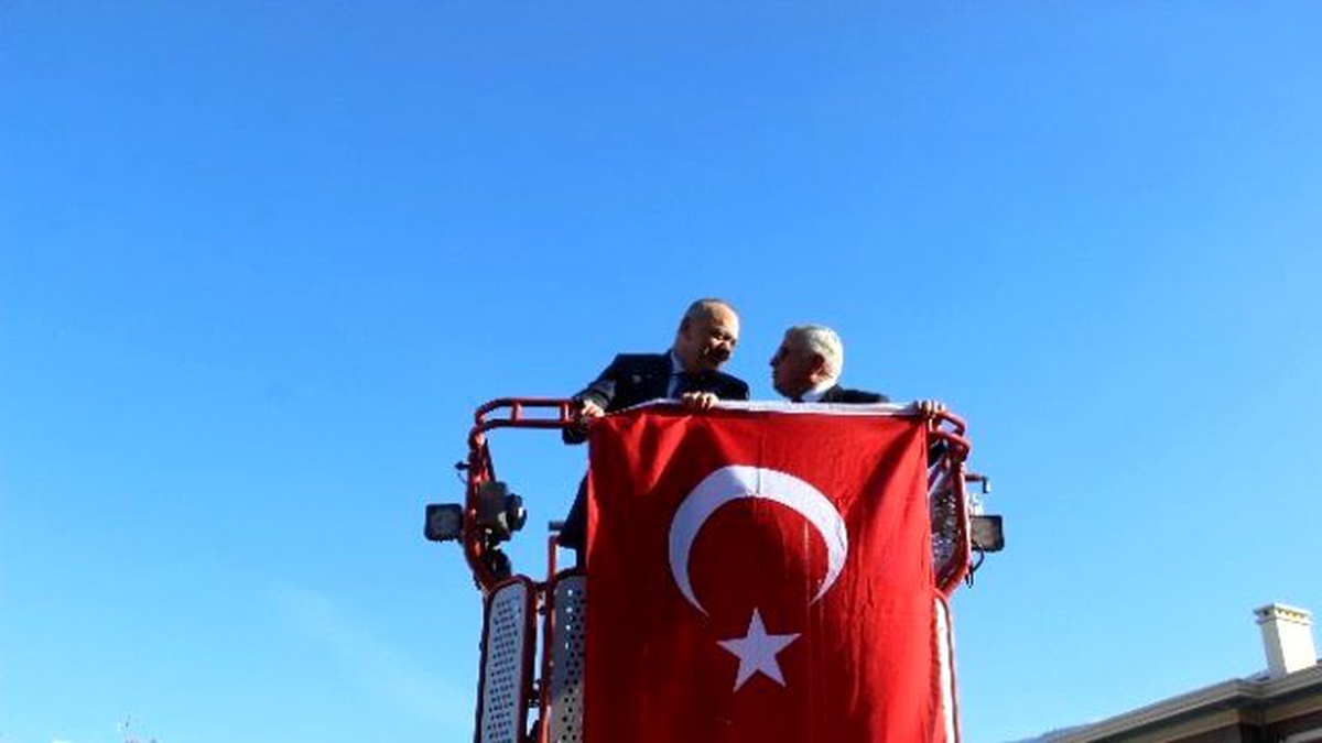 55 Metre Yüksekte Türk Bayrağı Açtı
