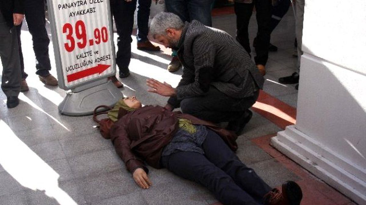 Avm\'nin 2. Katından Düşen Kadın Ağır Yaralandı