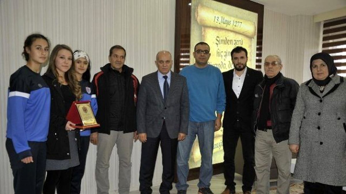 Bayan Futbolculardan Başkan Çalışkan\'a Teşekkür Plaketi