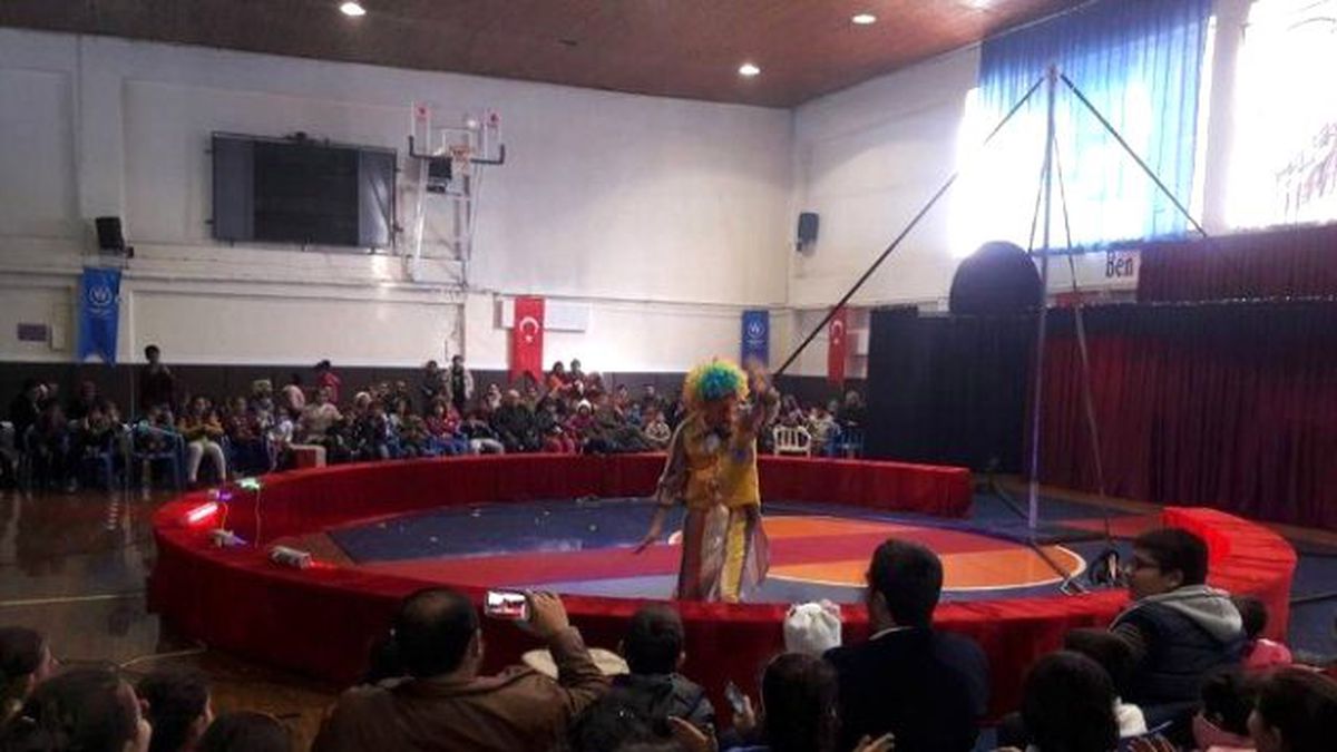 Çocuklar Sirk Gösterileri ile Eğlendi