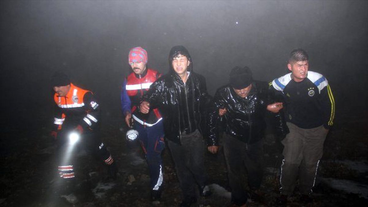 Dağ Keçisini Yakalamak İsteyen İki Kardeş Kayalıklardan Düştü