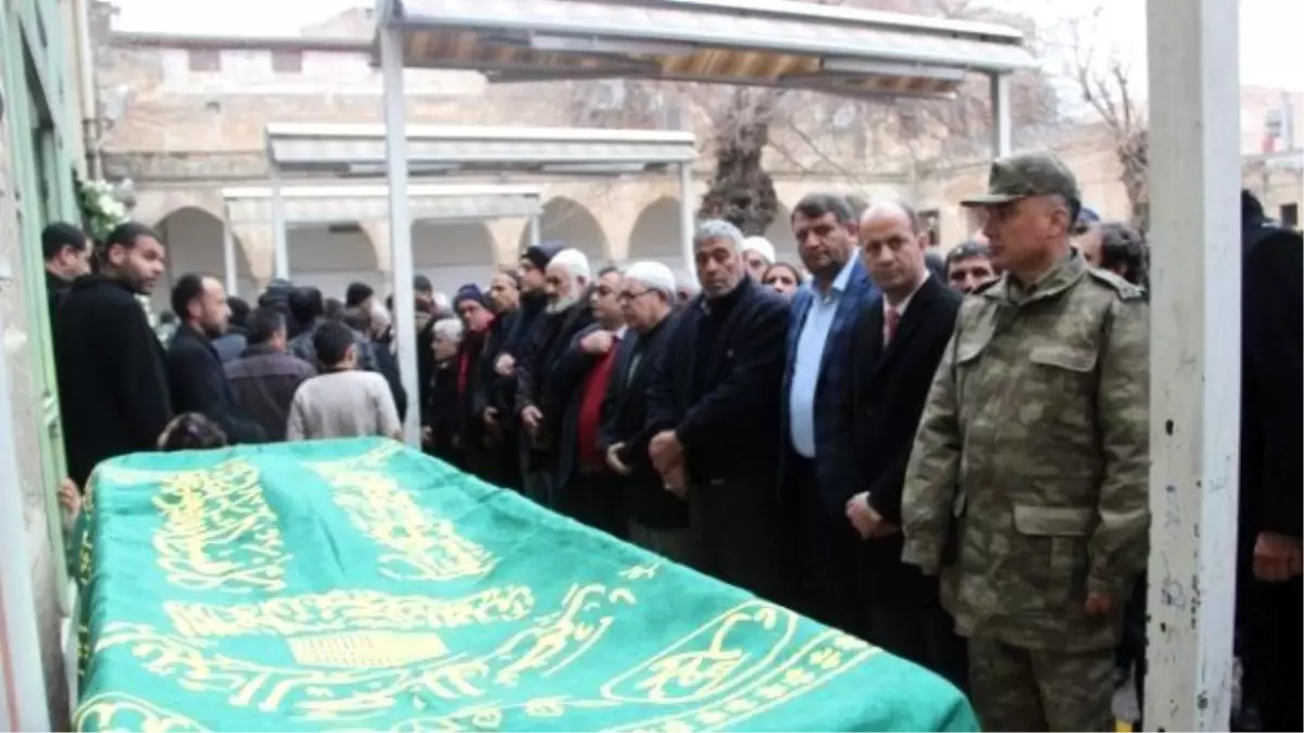 Domuz Gribi Şüphesiyle Tedavi Altındayken Ölen Sivil Memur Toprağa Verildi