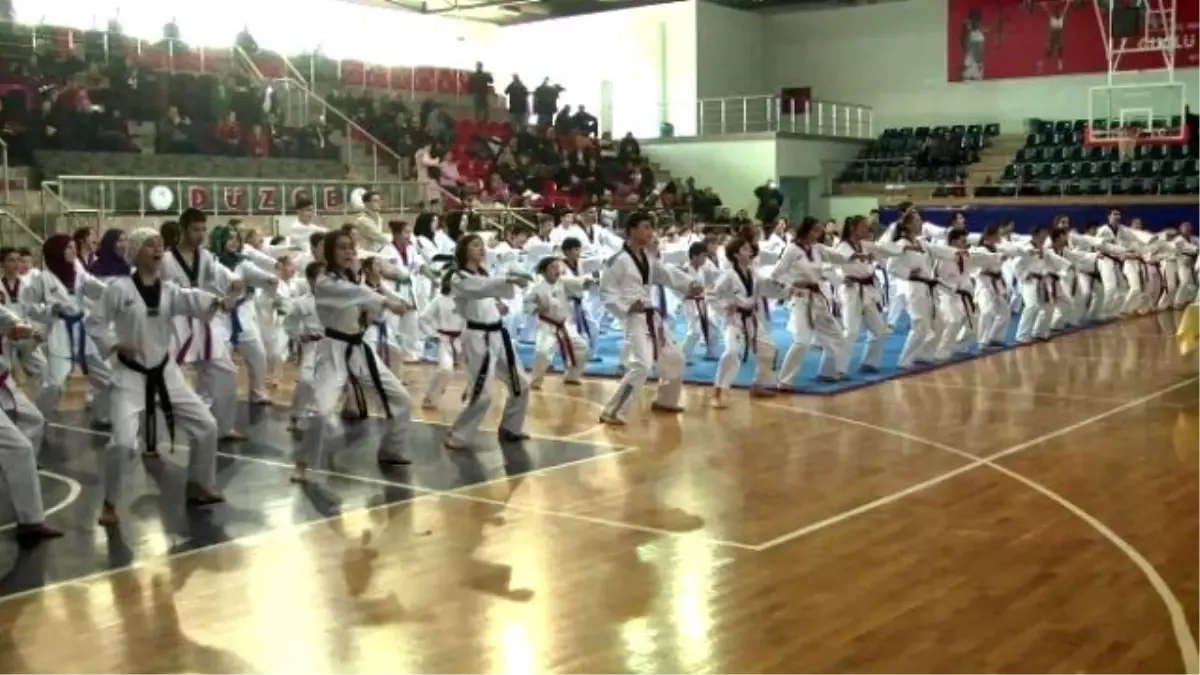 Düzce\'de Taekwondocular Kuşak İçin Kapıştı