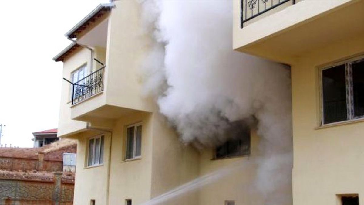 Elektrikli Battaniyeyle Uyurken Çıkan Yangından Kurtarıldı