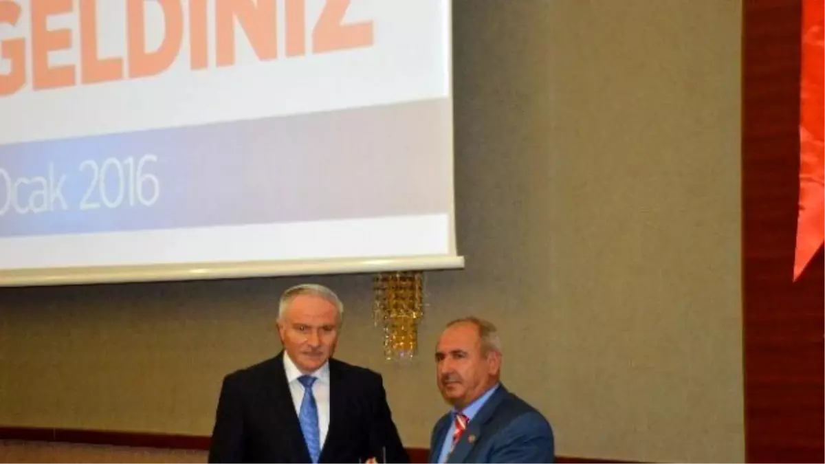 Gazetecilerden Basın İlan Kurumu Müdürü Nihat Abacı\'ya Plaket