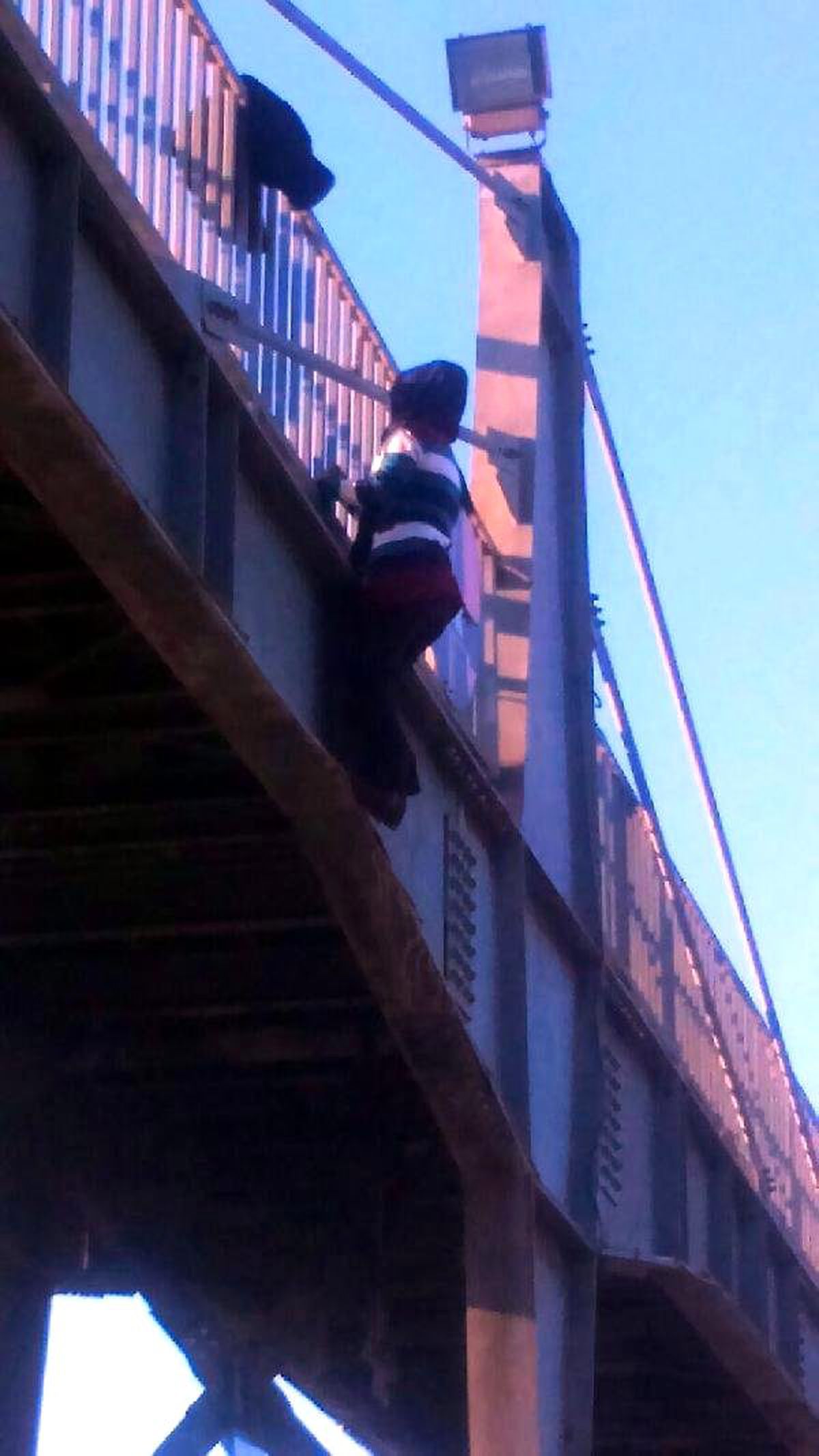 İntihar Etmek İçin Üst Geçide Çıkan Genç Kız Ortalığı Karıştırdı