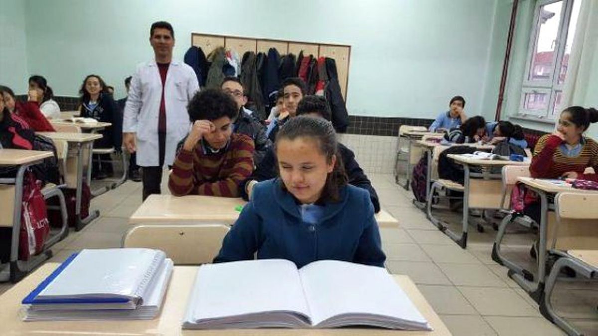 Görme Engelli Lise Öğrencisi, Okuma Azmiyle Engelleri Aşıyor