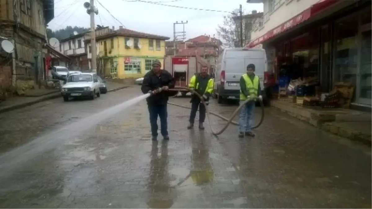 Hanönü Belediyesi Cadde ve Sokakları Yıkıyarak Temizliyor