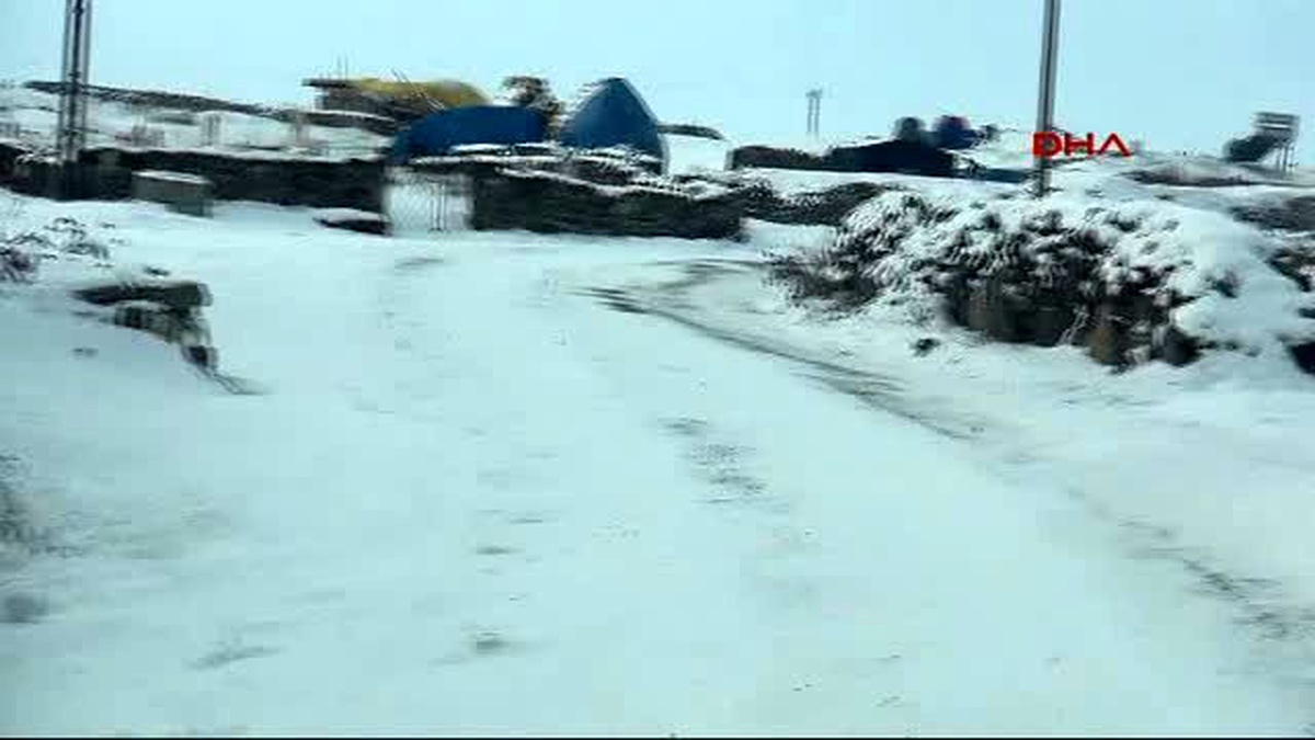 Öğrenciler Okula Gitmek İçin Her Gün Karlı Kaplı Yolları Aşıyor