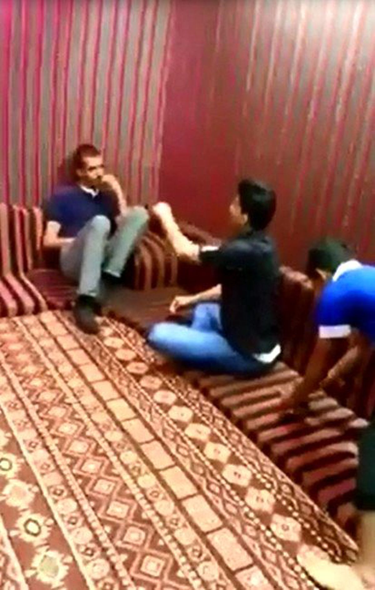 Oyuncak Yılandan Korkan Adam Arkadaşlarını Ezdi