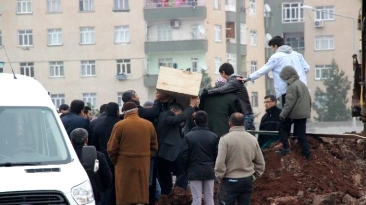 Şehit Uzman Çavuş, Vasiyeti Üzerine Diyarbakır\'da Toprağa Verildi
