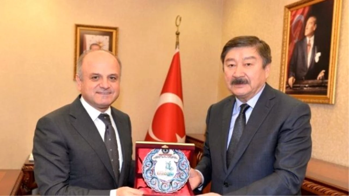 Turksoy Genel Sekreteri Prof. Dr. Kaseınov\'dan Vali Çakacak\'a Ziyaret