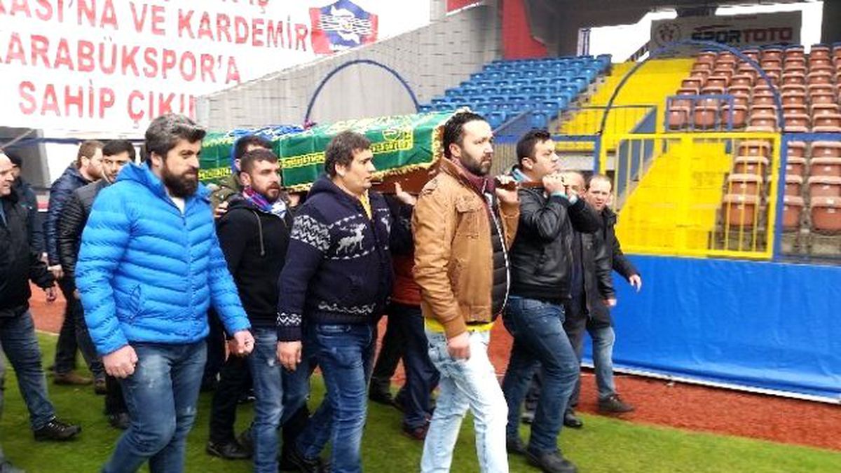 Vasiyet Etti, Cenazesi Stadyumda Tur Attırıldı