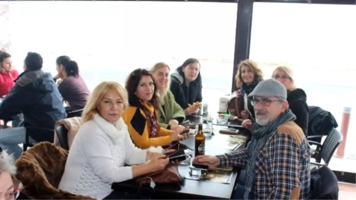 Yeni Foça'da Vatandaşlar Sokak Hayvanları İçin Toplandı