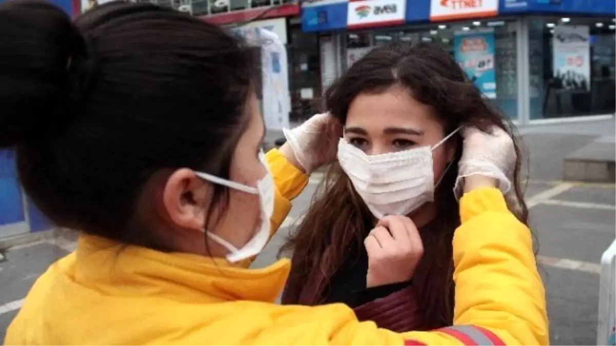 Adana\'da Toplu Taşıma Araçlarında Maske Dağıtılıyor