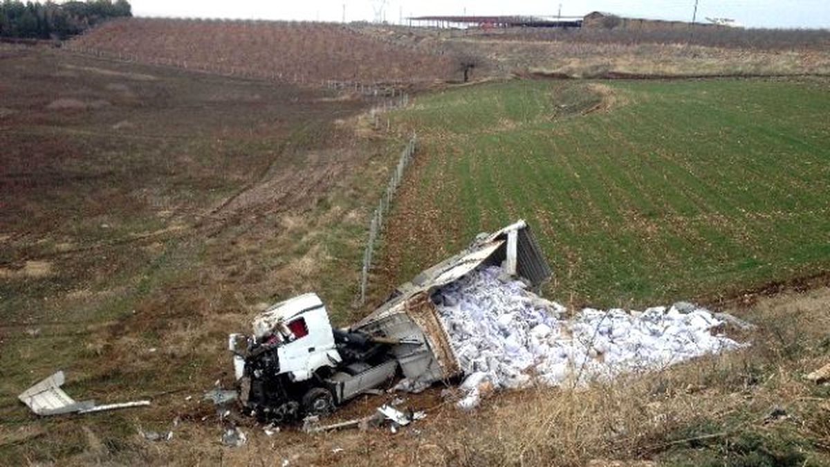 Adıyaman\'da Yem Yüklü Tır Şarampole Uçtu