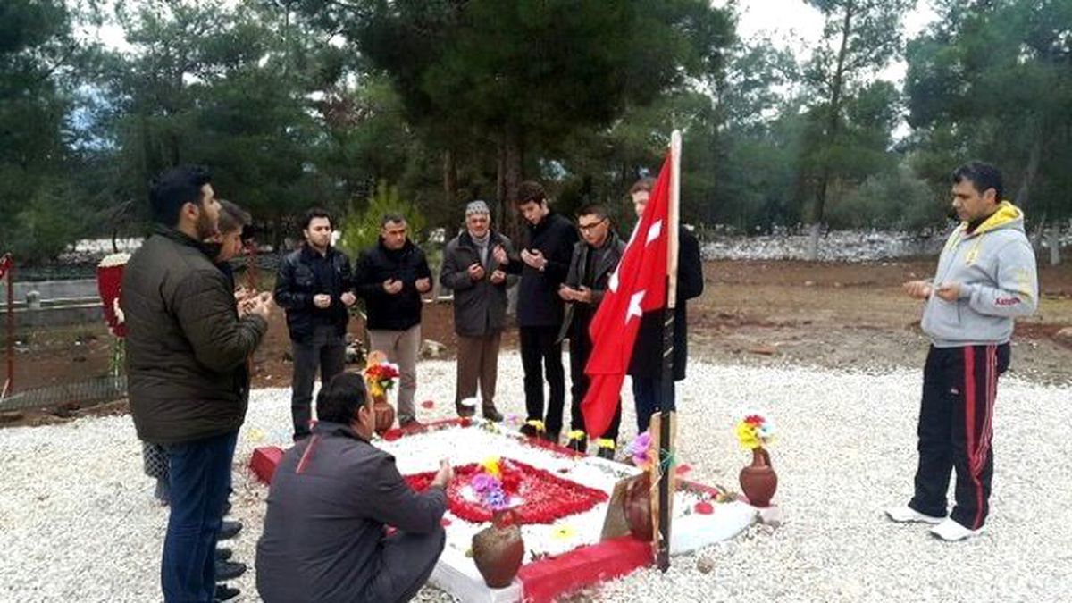 Ak Liseliler Şehidin Baba Ocağı ve Kabrini Ziyaret Etti