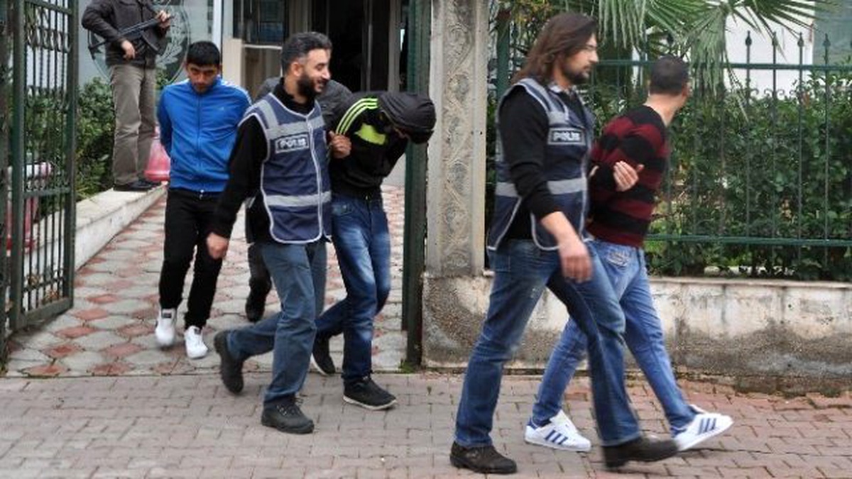 Antalya\'da Hırsızlık Zanlısı 4 Kişi Yakalandı