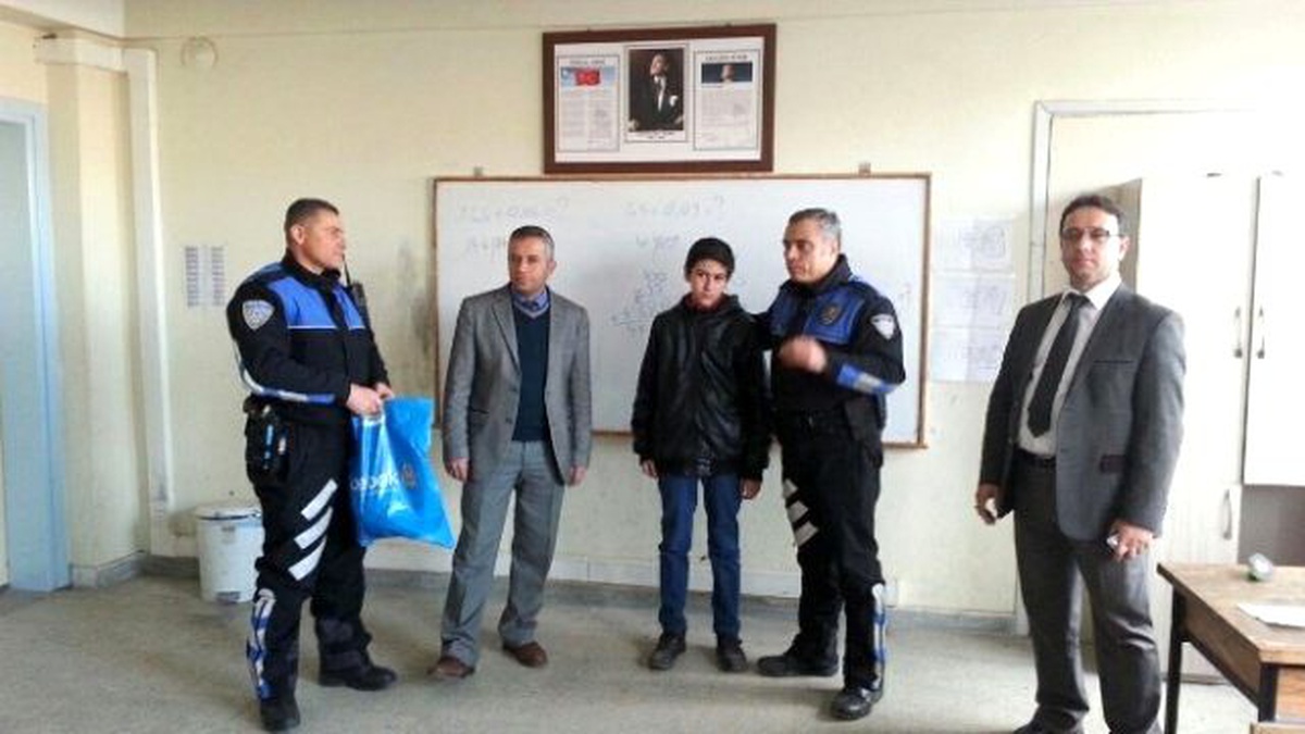 Bulduğu Cep Telefonunu Polise Teslim Eden Öğrenciye Ödül