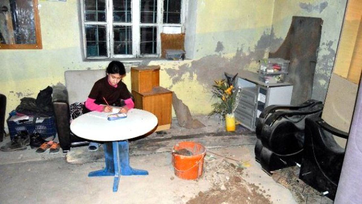 Çatısı Çöken Evde Eğitimlerine Devam Ettirmeye Çalışıyorlar