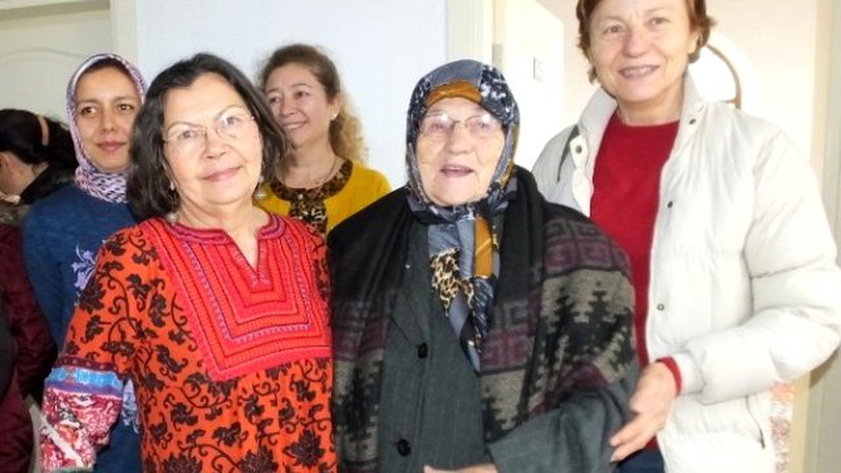 Edremit\'de 84 Yaşındaki Şair Gülbüz Nineye Alkış