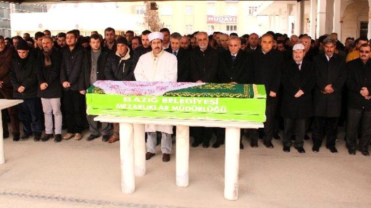 Elazığ Valiliği Yazı İşleri Müdürü\'nün Eşi Son Yolculuğuna Uğurlandı