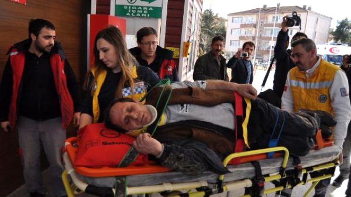 Geri Manevra Yapan Kepçenin Altında Kalan İşçi Ağır Yaralandı