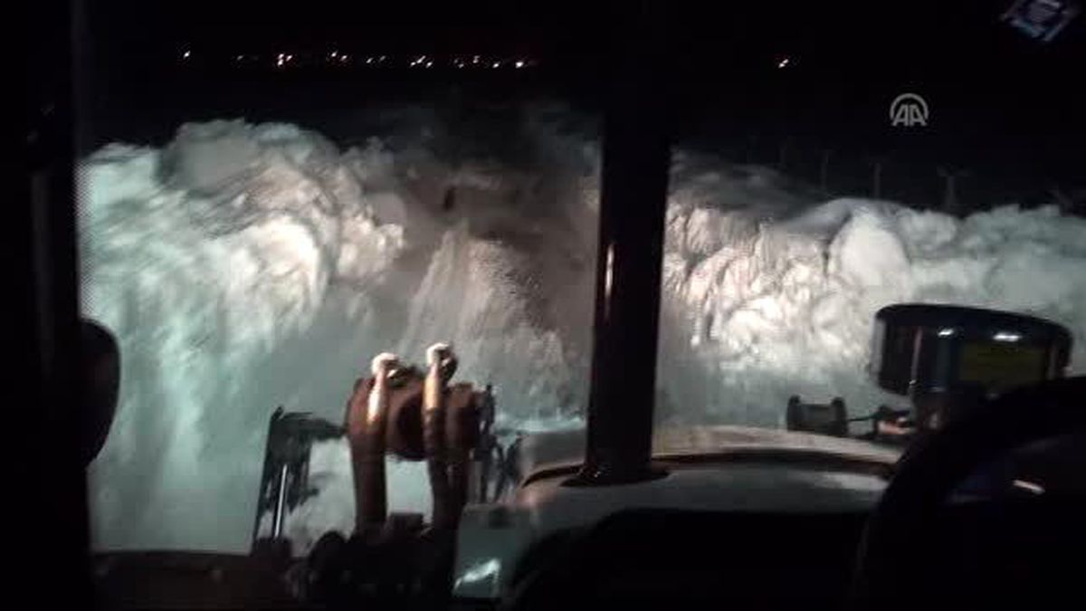 Karda Mahsur Kalan Köylüler Kurtarıldı