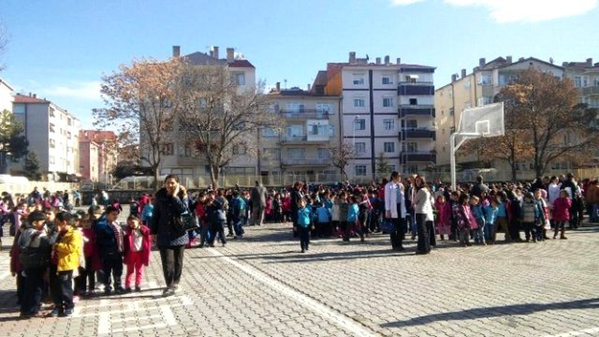 Kırşehir\'de Deprem Korkusu Okulu Boşalttırdı