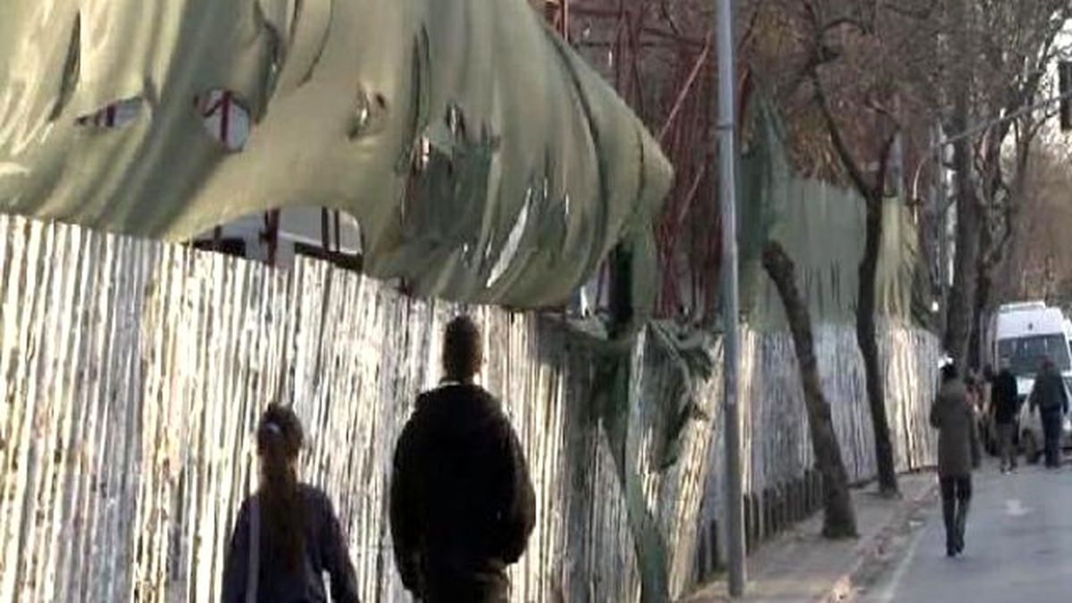 Lodosla İnşaat İskelesi Yola Devrildi